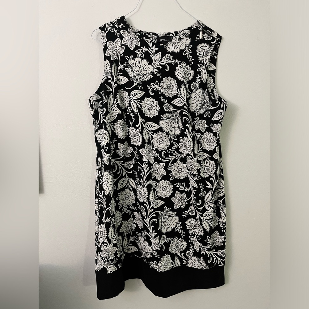 Size 18 Black and White Dress with Zipper Detail